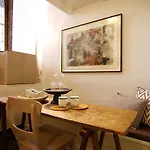 Central Jordaan apartment, canal district