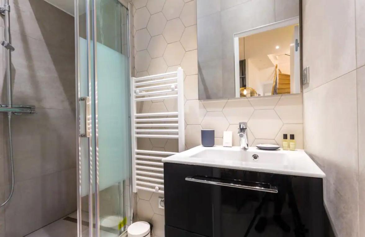 Lovely 4 Bedroom Luxury Apartment Căn hộ *