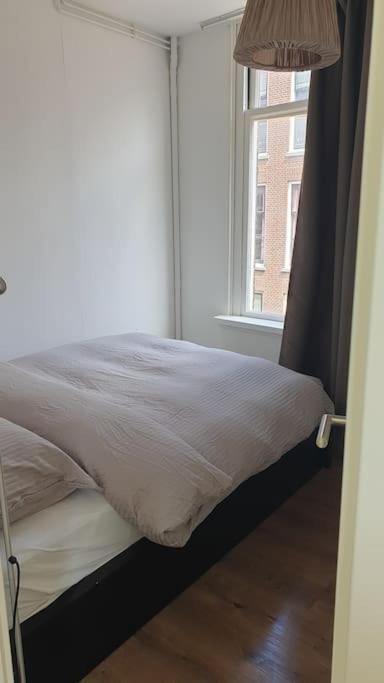 - Bright, Canal-side, Central, Renovated 1br Apartamento