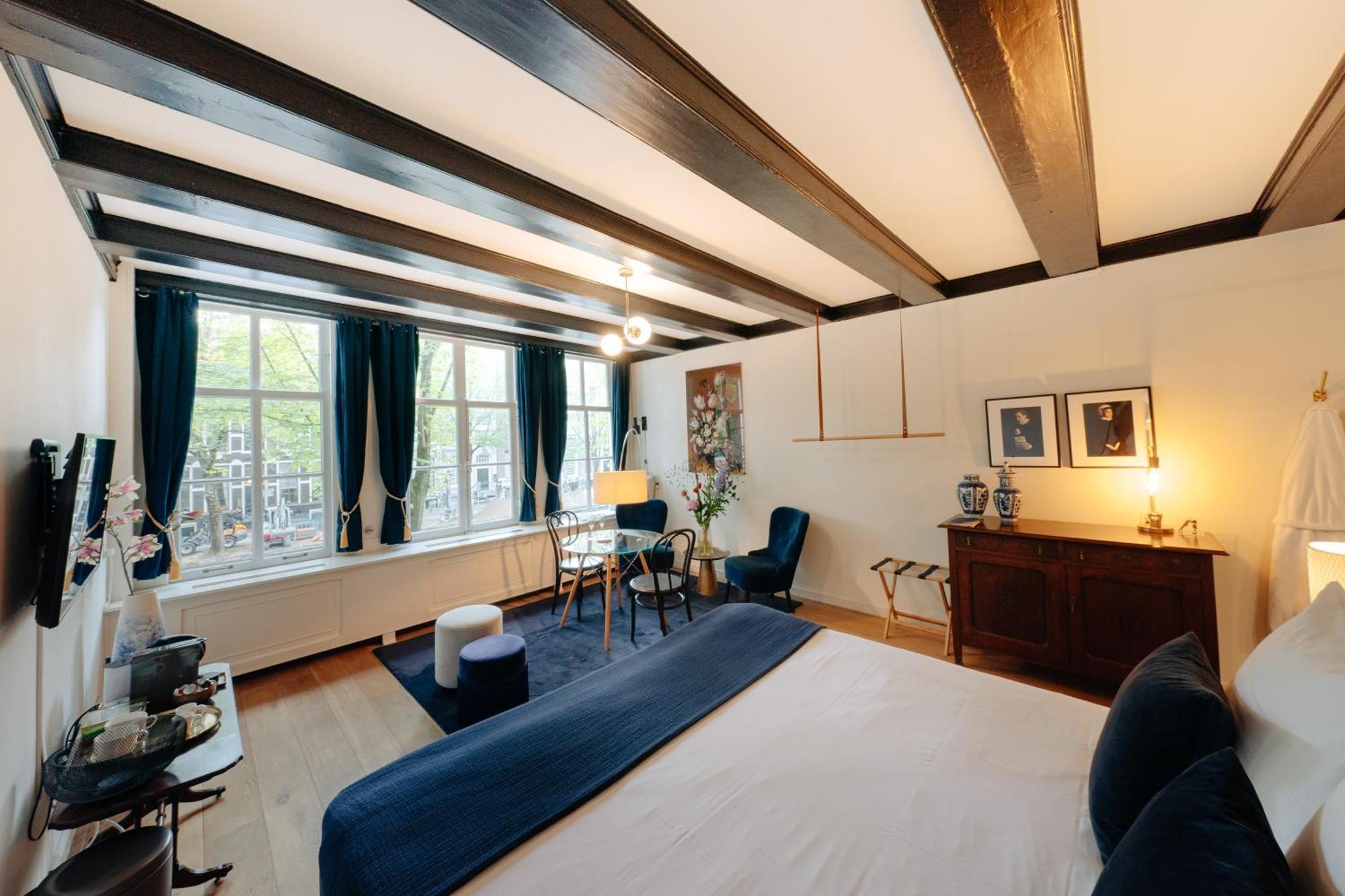 1637: Historic Canal View Gasthof Amsterdam