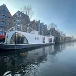 Cozy Cabin At Houseboat