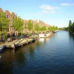Anna\'S Houseboat Bed & Breakfast