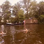 Anna\'S Houseboat Bed & Breakfast