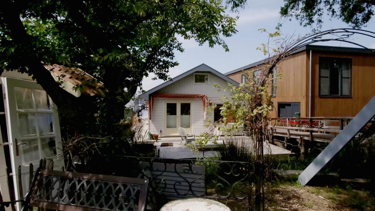 Bed & Breakfast Houseboat Apartment With Water Terrace, Free Bikes & Fast Wifi Amsterdam