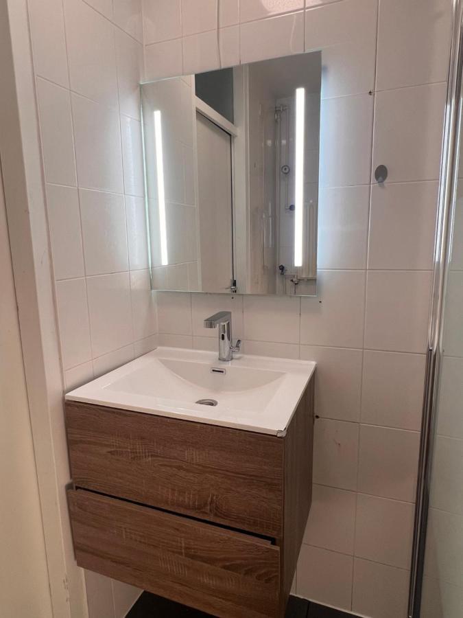 Private Bedroom In - 1 Min Walk Metro & Free Parking Séjour chez l'habitant Amsterdam