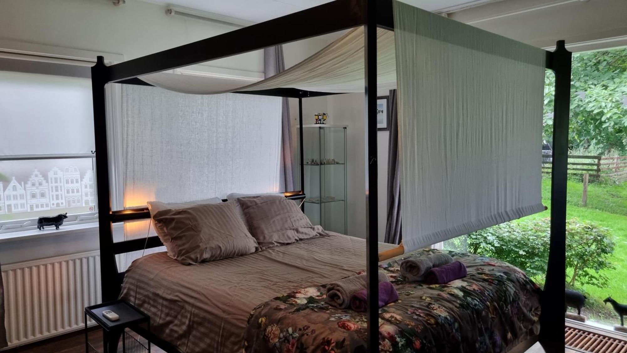 Farmer , Bed, Bike And Breakfast In Amsterdam