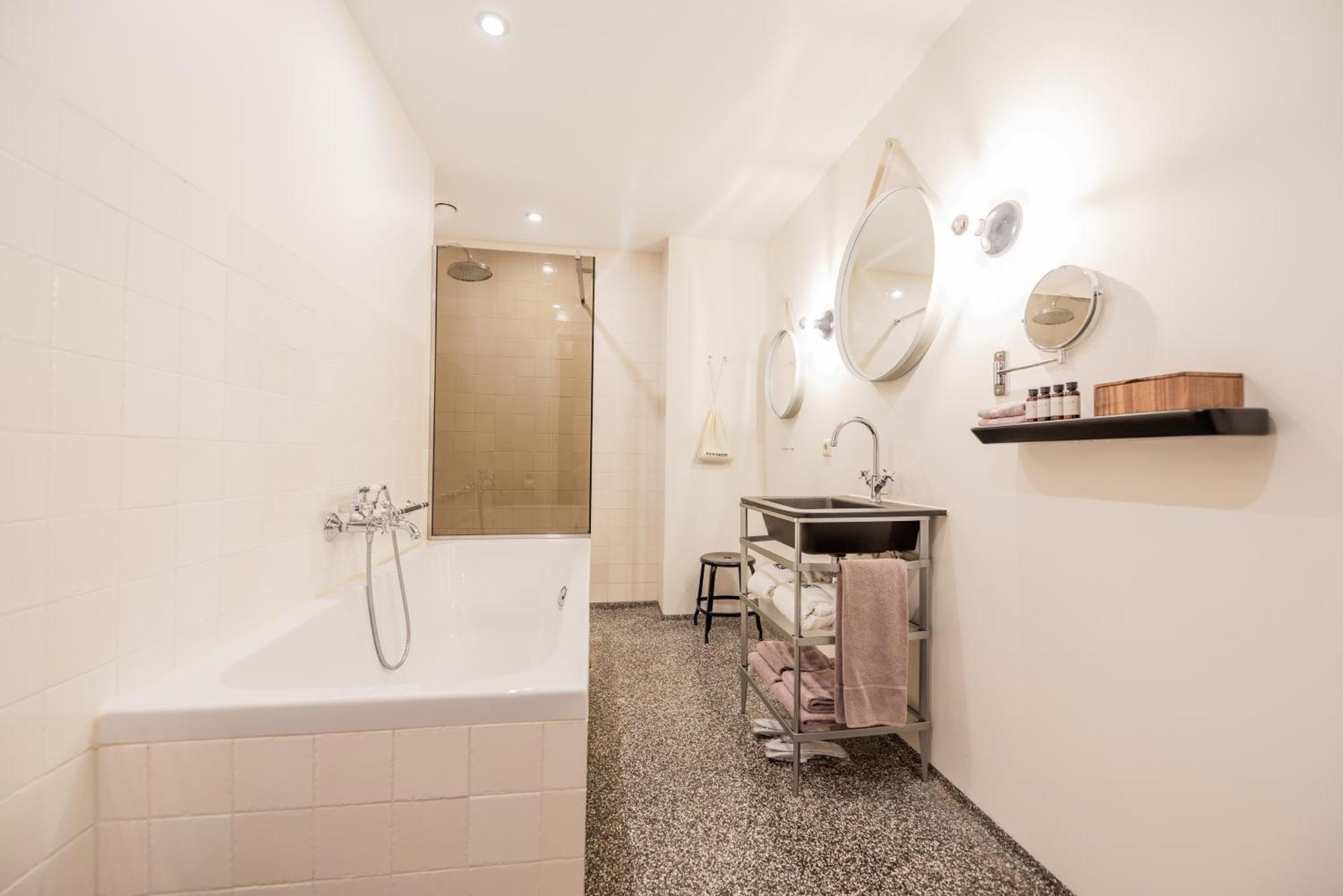 V Nesplein Khách sạn 4*