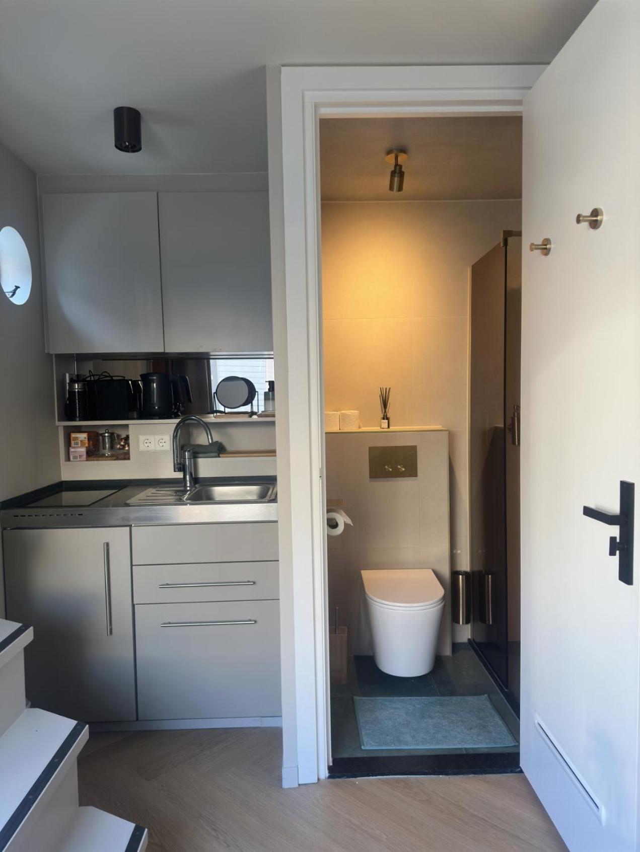 Cozy Cabin At Houseboat Botel *