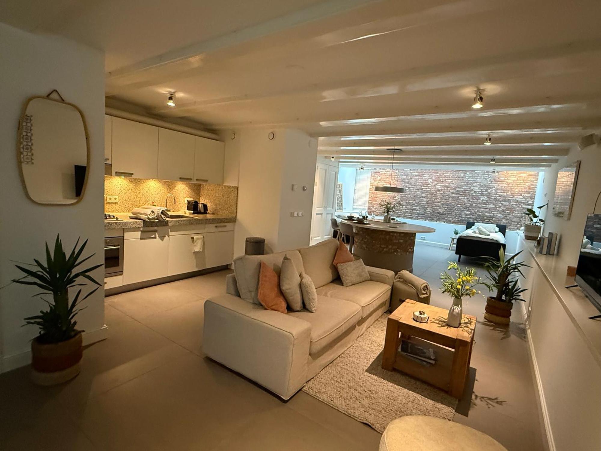 Appartement Elegant Canal-side In Heart Of