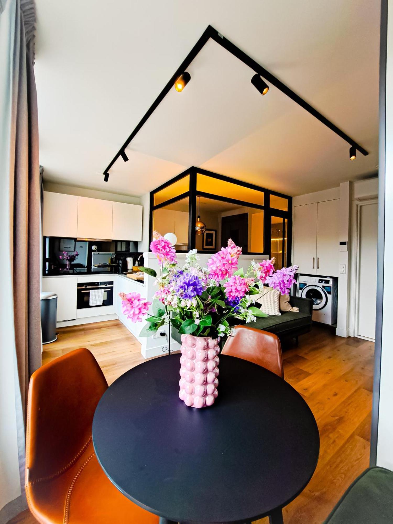 Luxury Center Gem Within Walking Distance To Must-sees