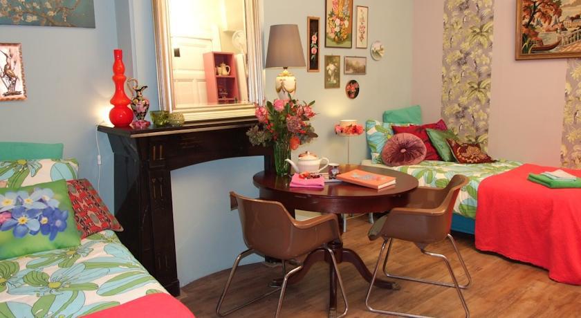 Colourful Couette-café Amsterdam