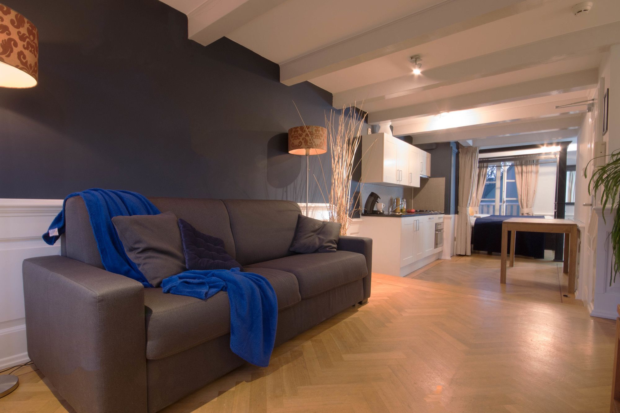 Apartment Canal