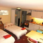 Phildutch Houseboat Amsterdam Bed And Breakfast