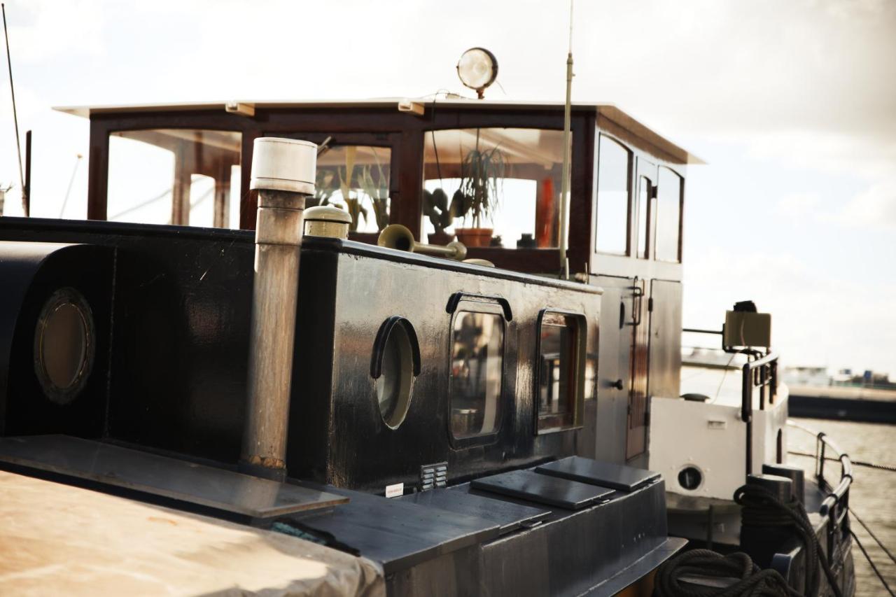 Captain Pippi; Amsterdam's Finest Houseboat Botel *