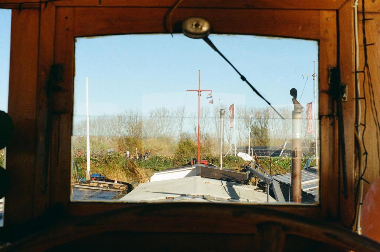 Captain Pippi; Amsterdam's Finest Houseboat Botel Amsterdam