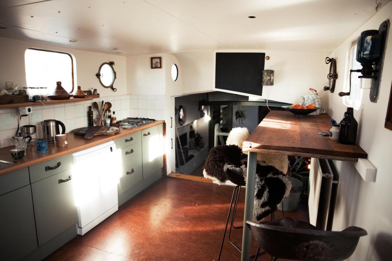 Captain Pippi; Amsterdam's Finest Houseboat Botel Amsterdam