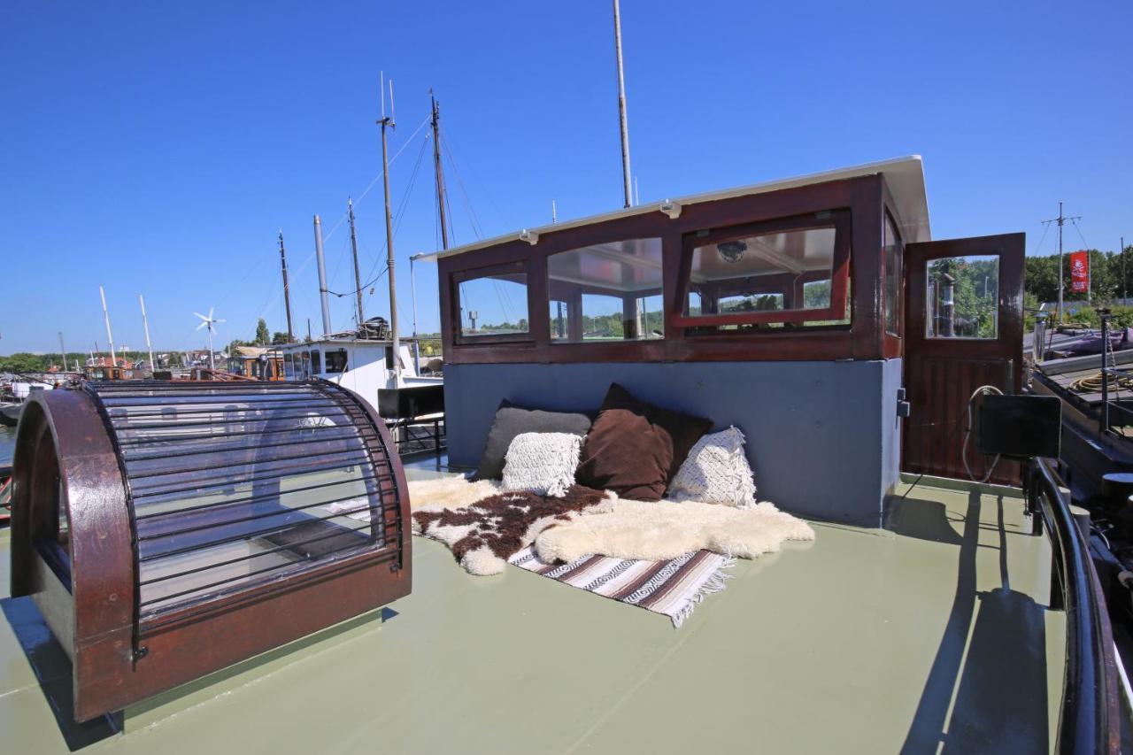 Botel Captain Pippi; Amsterdam's Finest Houseboat Amsterdam
