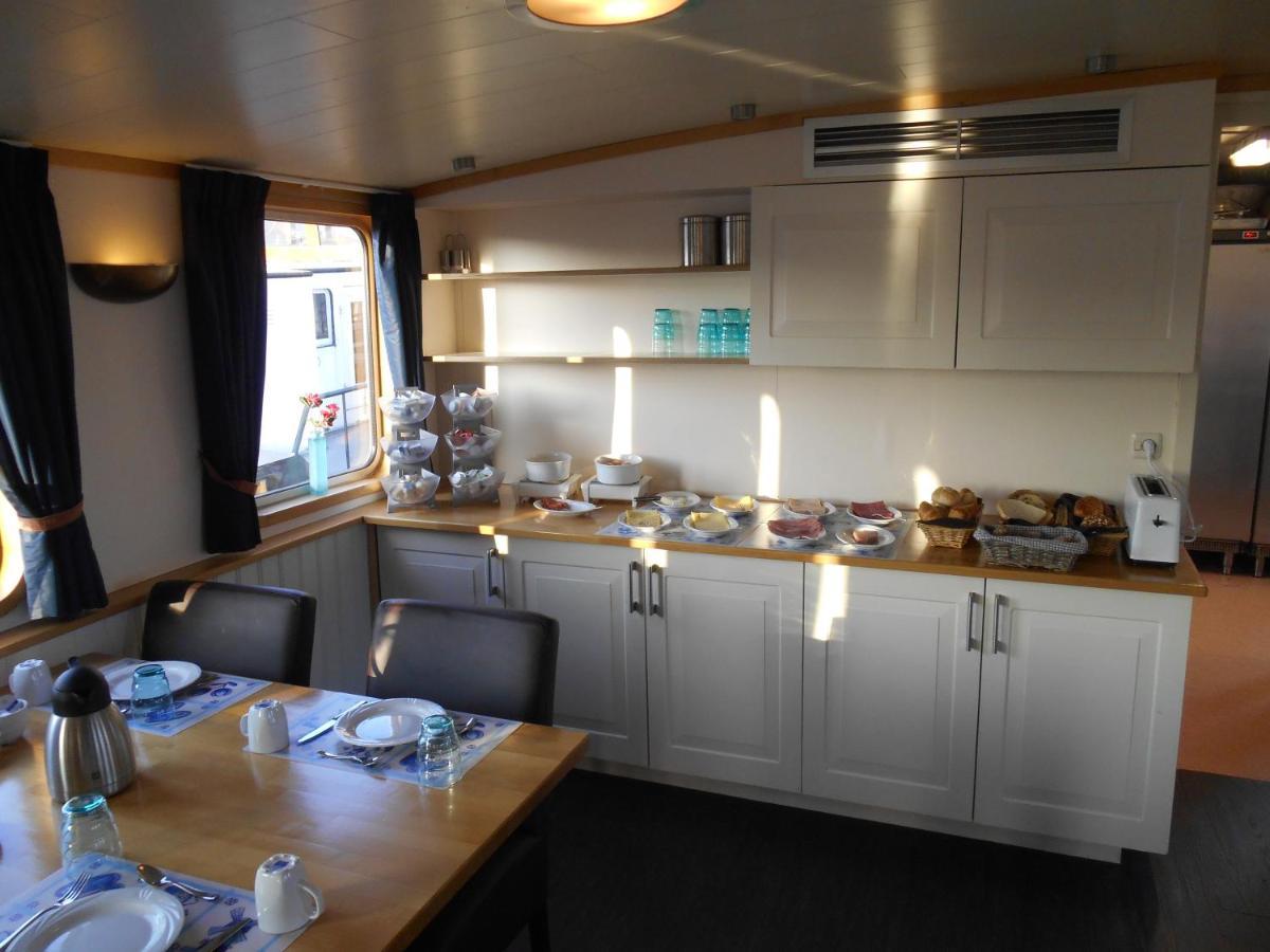 Hotelboat Iris Khách sạn *