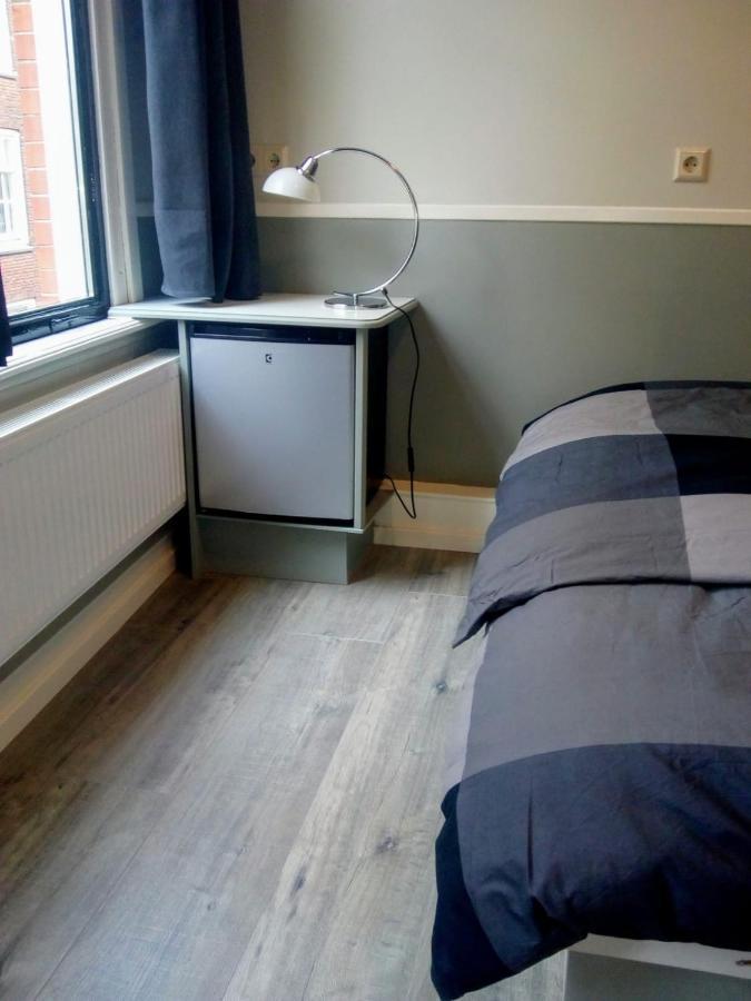 Aldo, Not For Parties, Not A Hotel, With Shared Bathroom, No Kitchen Accommodatie bij particulieren Amsterdam