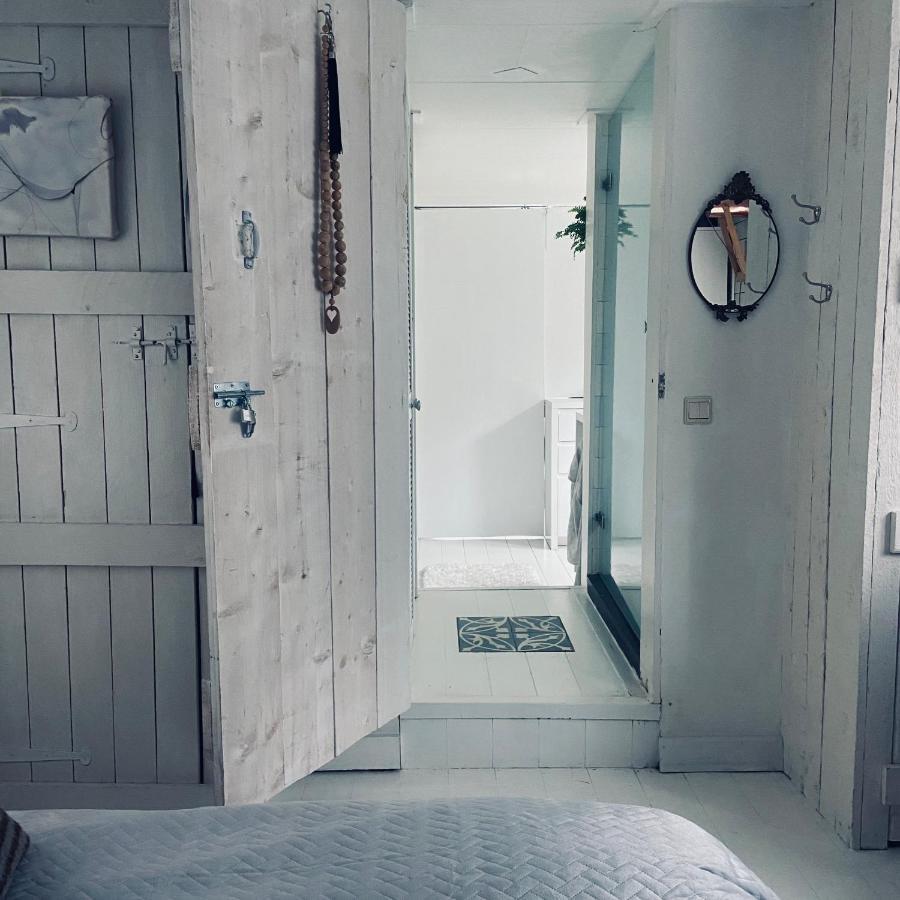 Houseboat Bonnie *