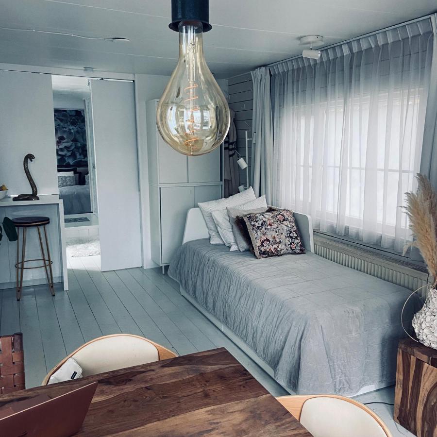 Bed & Breakfast Houseboat Bonnie