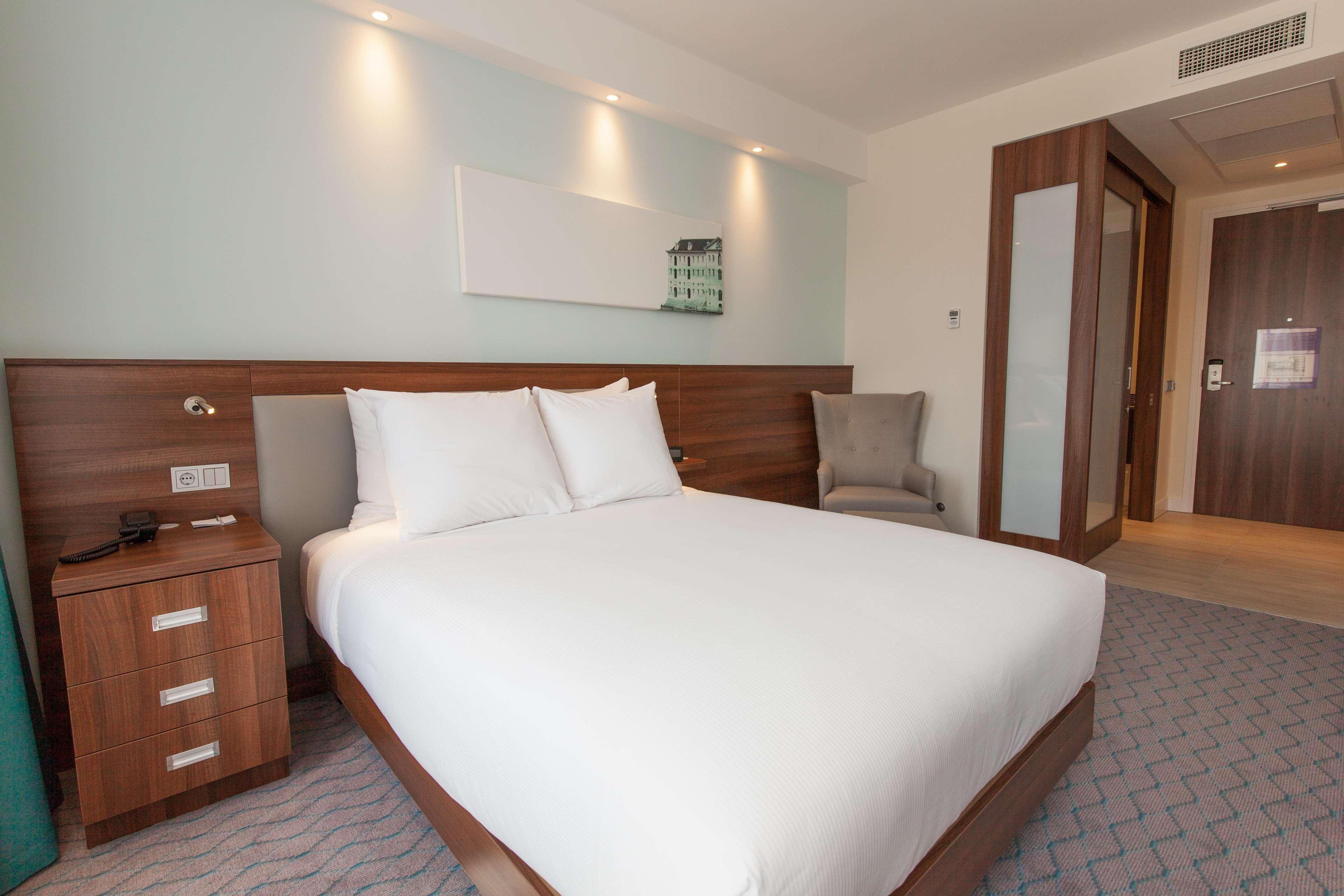 Hotel Hampton By Hilton Centre East 4*