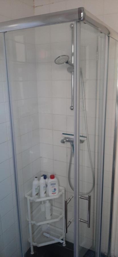Nicole, Not For Parties, Not A Hotel, With Shared Bathroom, No Kitchen Privatunterkunft *
