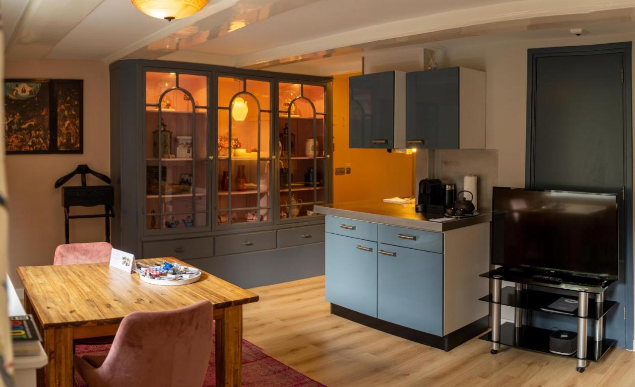 Dutch Masters Short Apartment