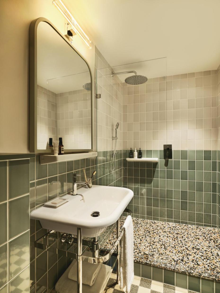 Khách sạn The Hoxton, Lloyd 4*