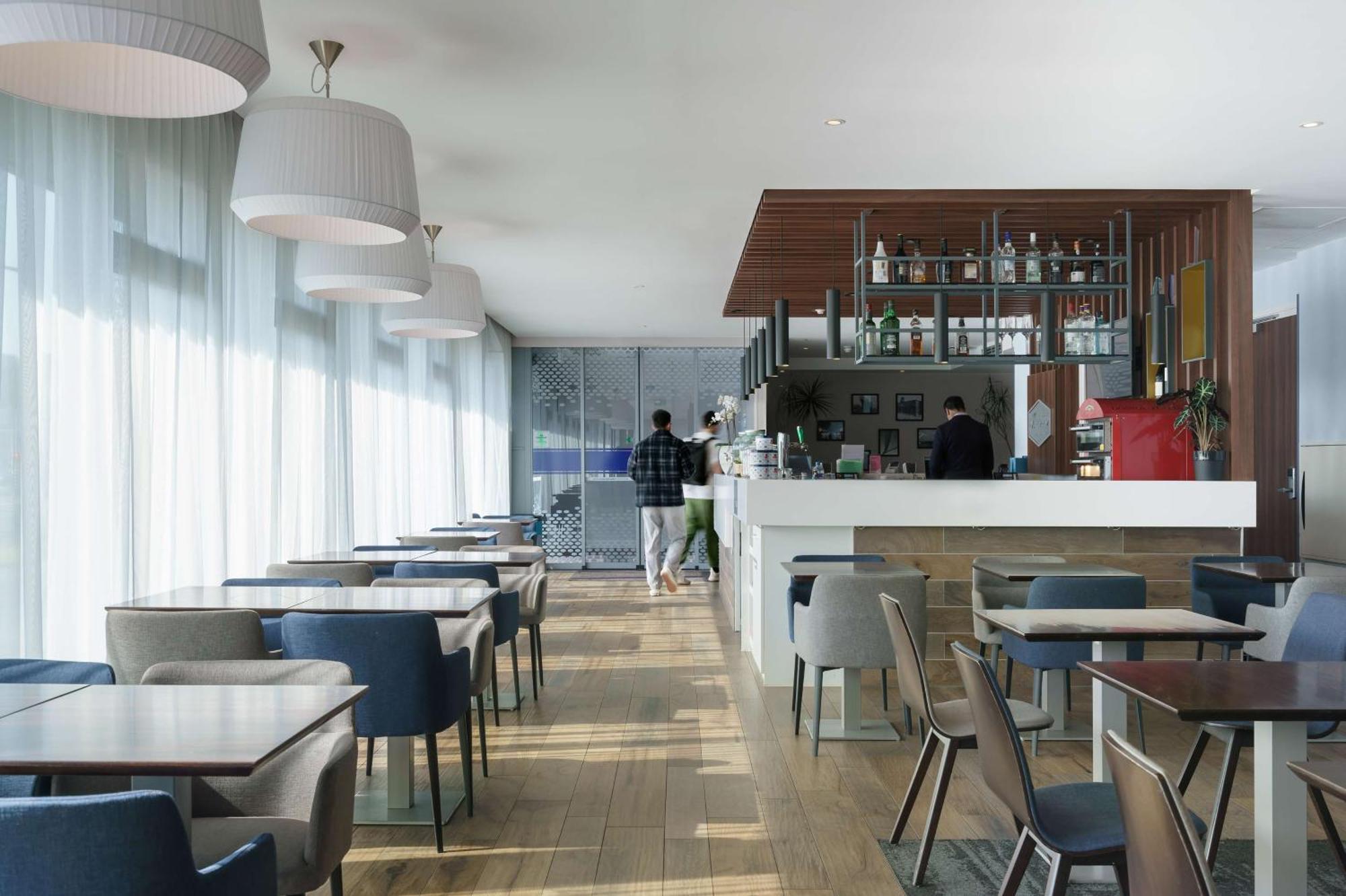 Hotel Hampton By Hilton Centre East 4*