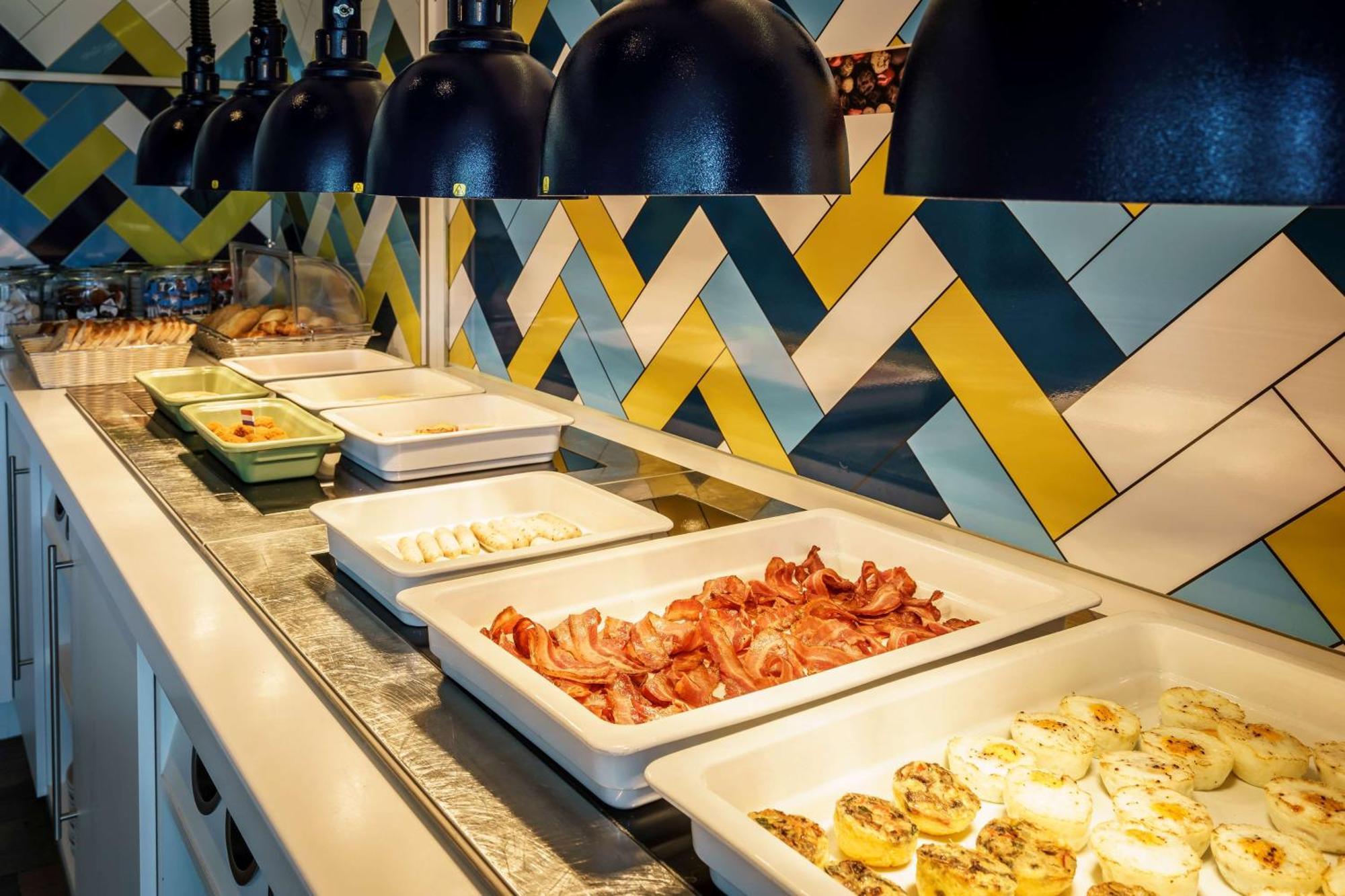 Hotel Hampton By Hilton Centre East 4*