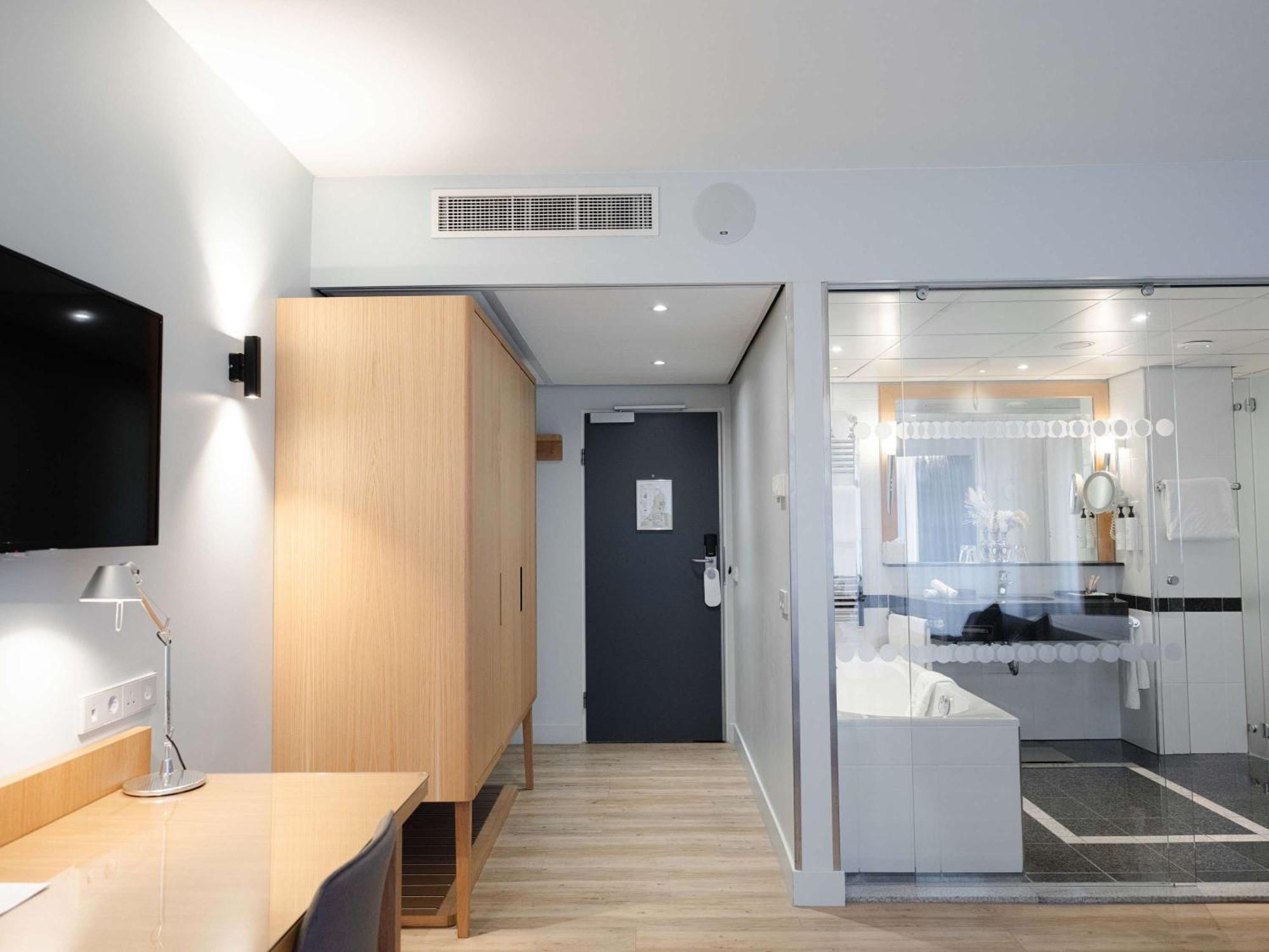 Swissotel Khách sạn