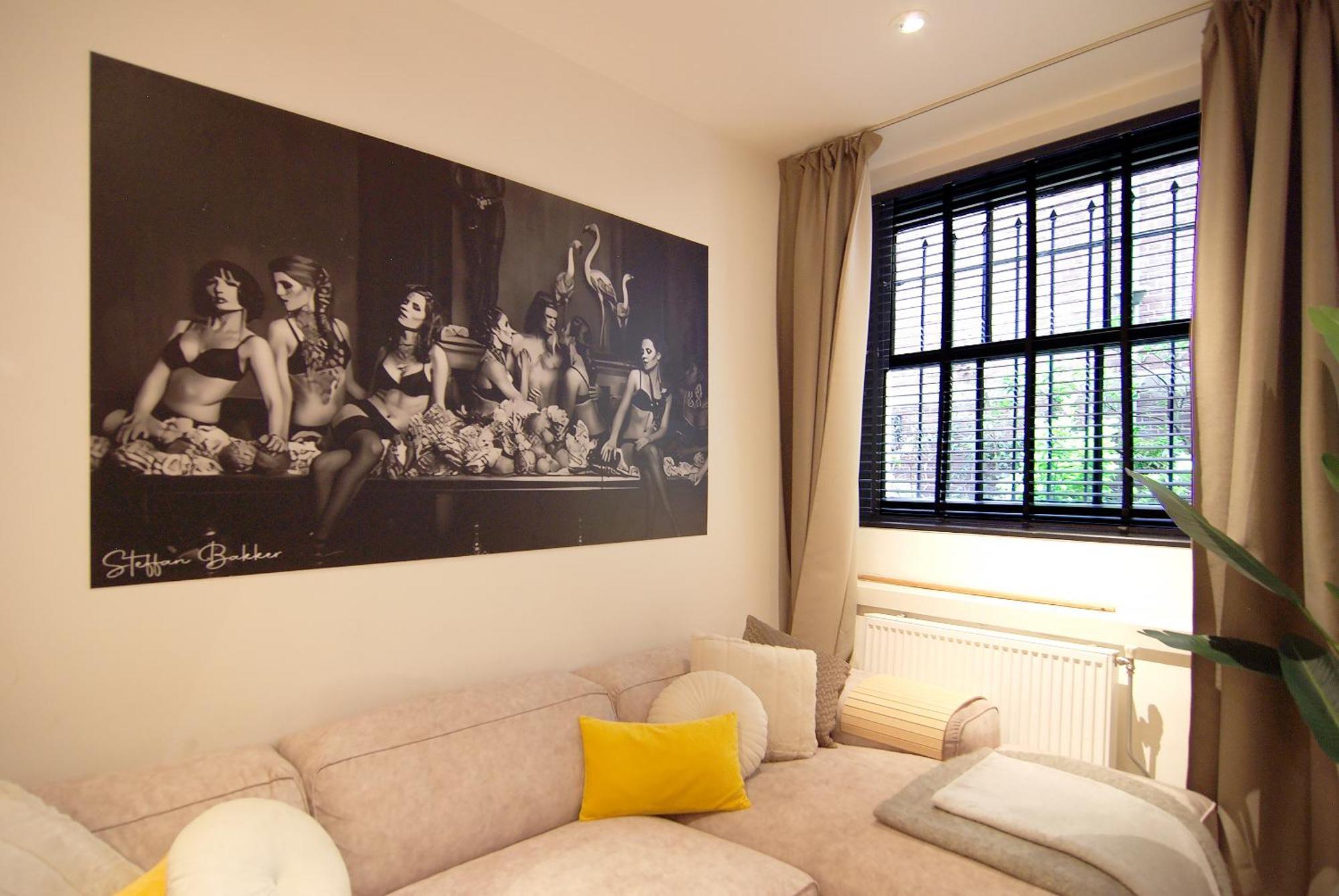 Căn hộ Stunning 2 Bedroom Apt. Heart Of The City!