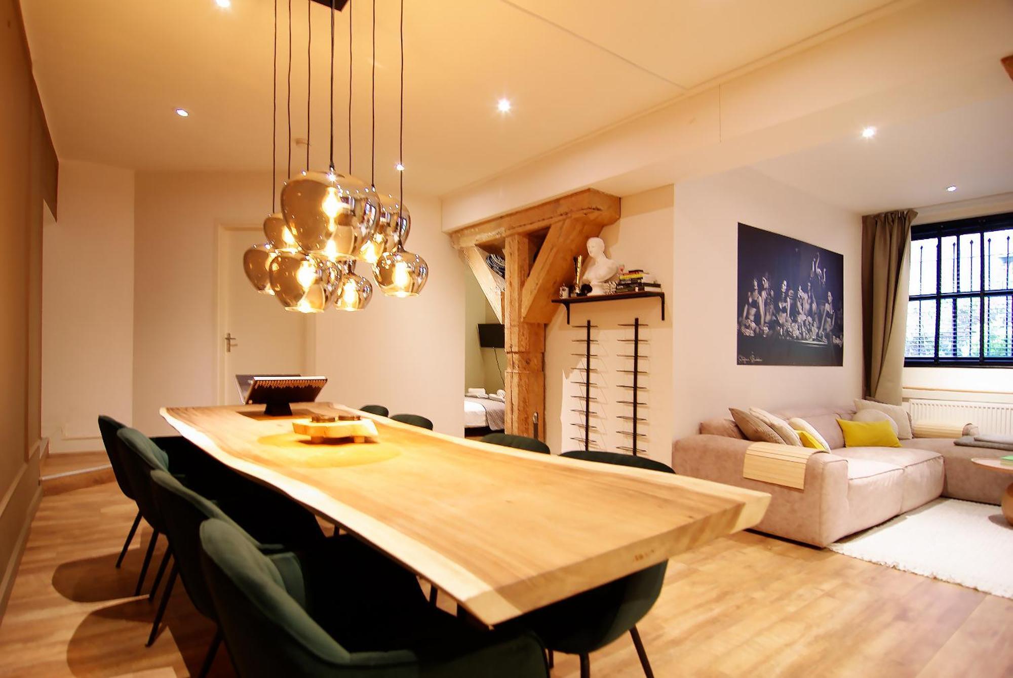 Stunning 2 Bedroom Apt. Heart Of The City! Căn hộ