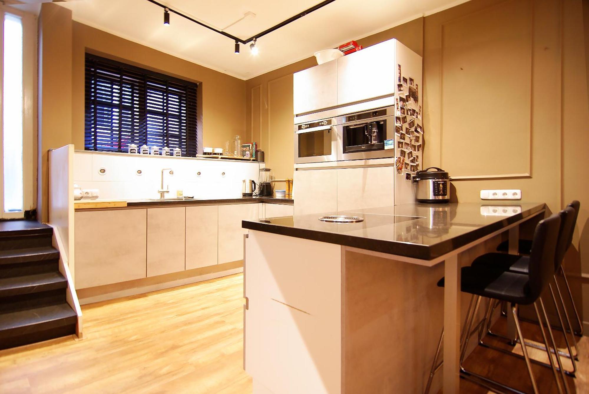 Căn hộ Stunning 2 Bedroom Apt. Heart Of The City!