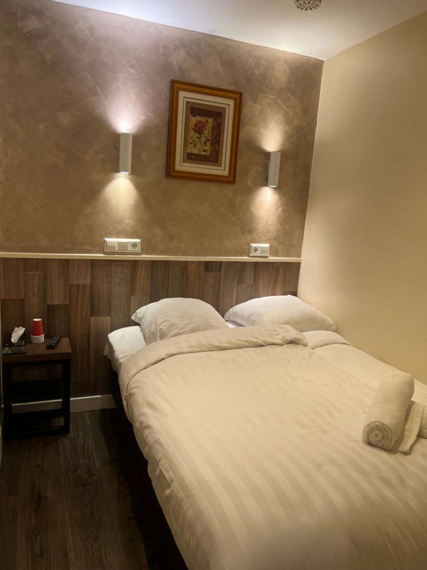 Dam Hotel 2*