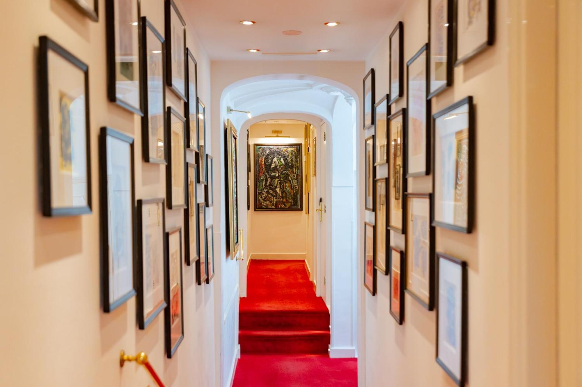 Khách sạn Ambassade 4*