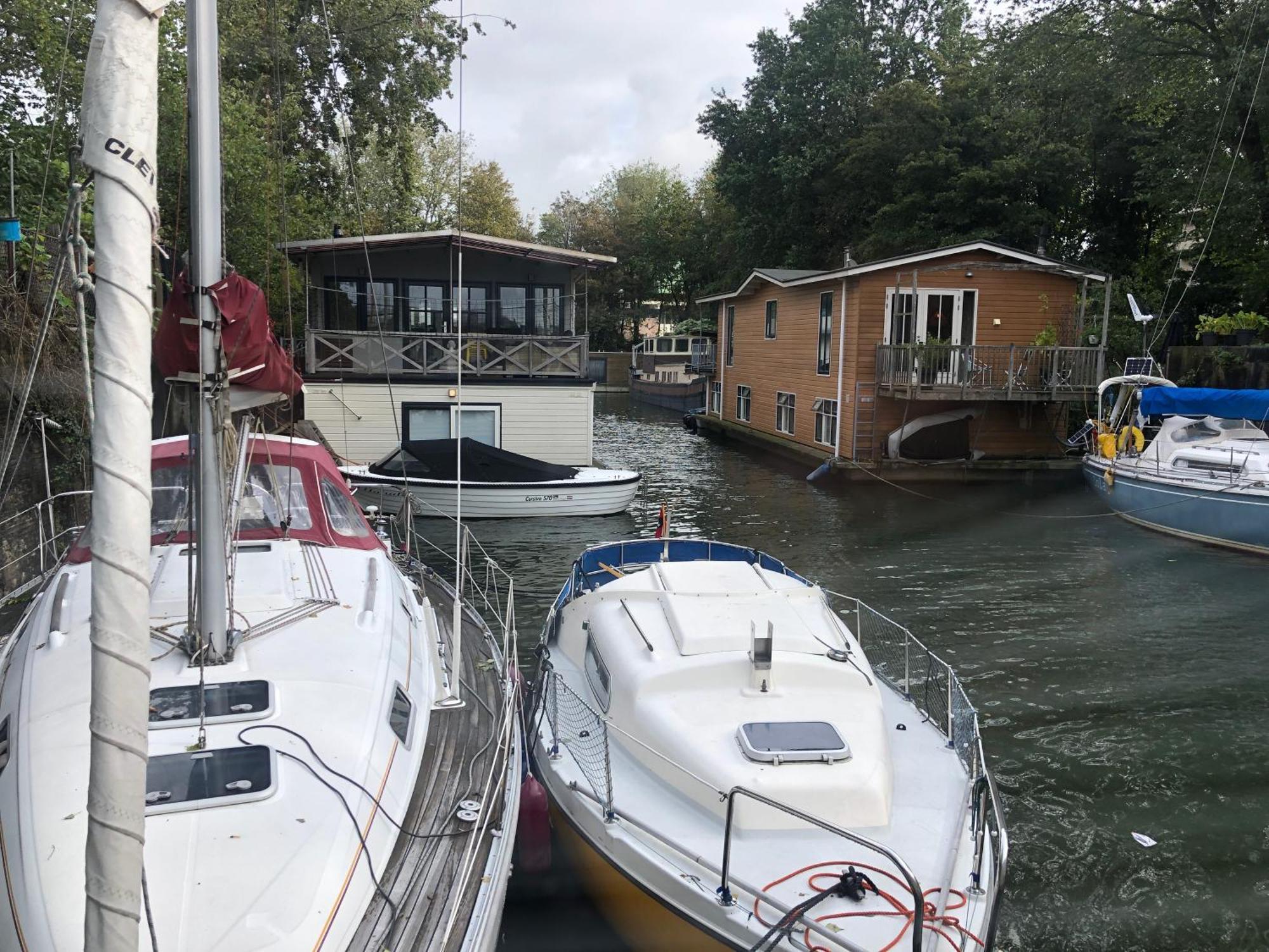 Bateau-hôtel Private At Houseboat