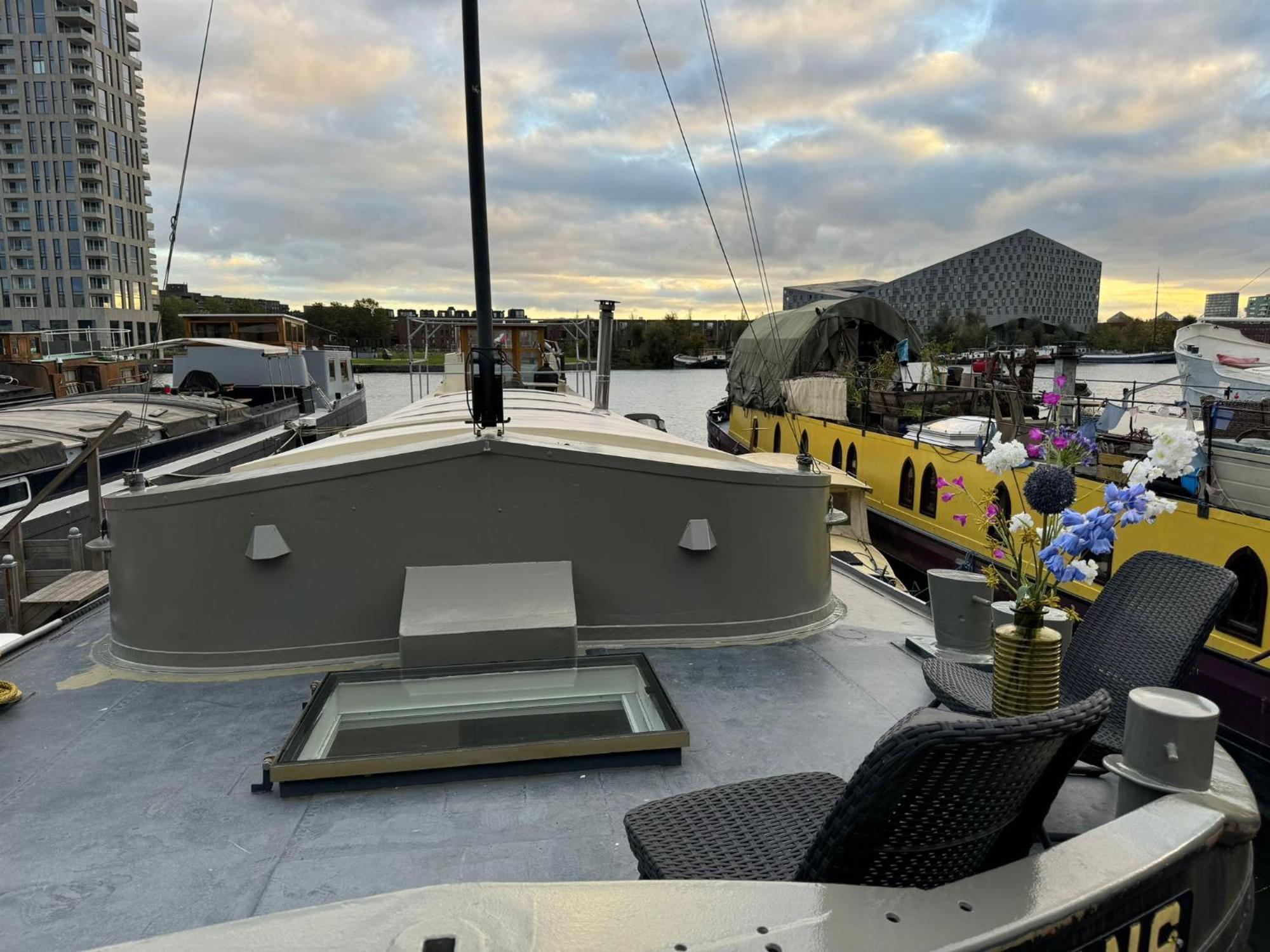 Gasthuis Boat - A Unique Houseboat In Amsterdam