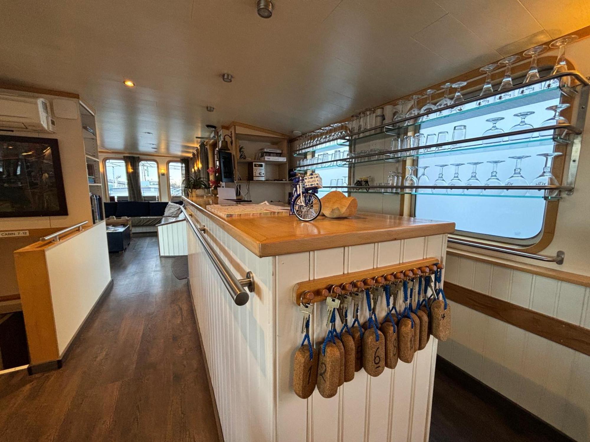 Hotelboat Iris Khách sạn