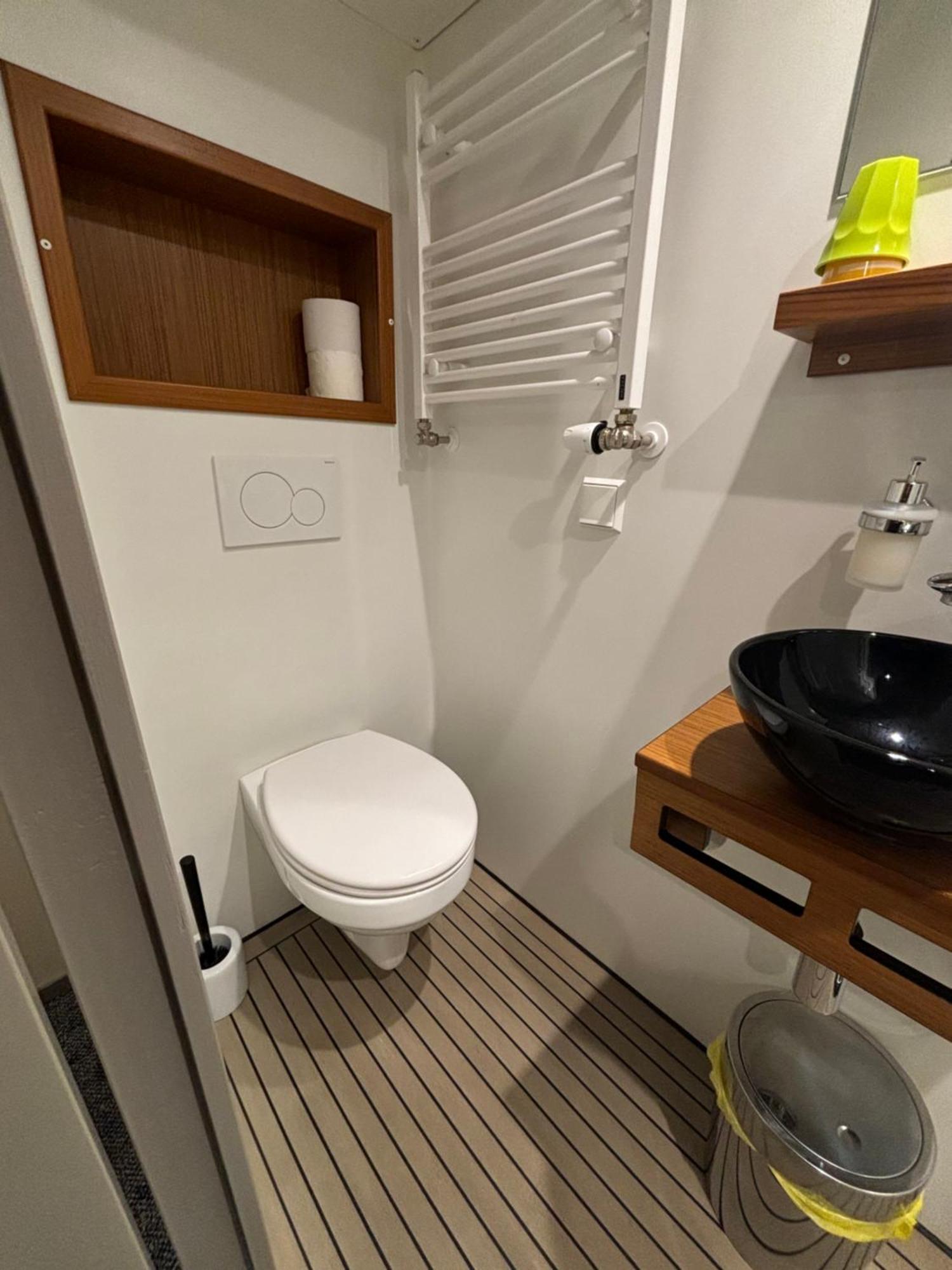 Khách sạn Hotelboat Iris *