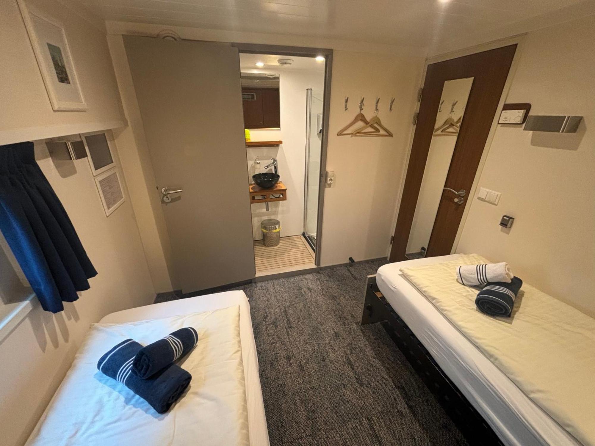 Hotelboat Iris Khách sạn