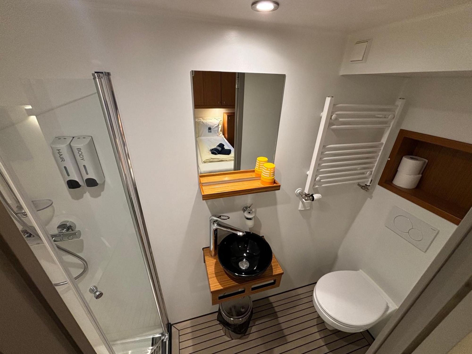 Hotelboat Iris Khách sạn *