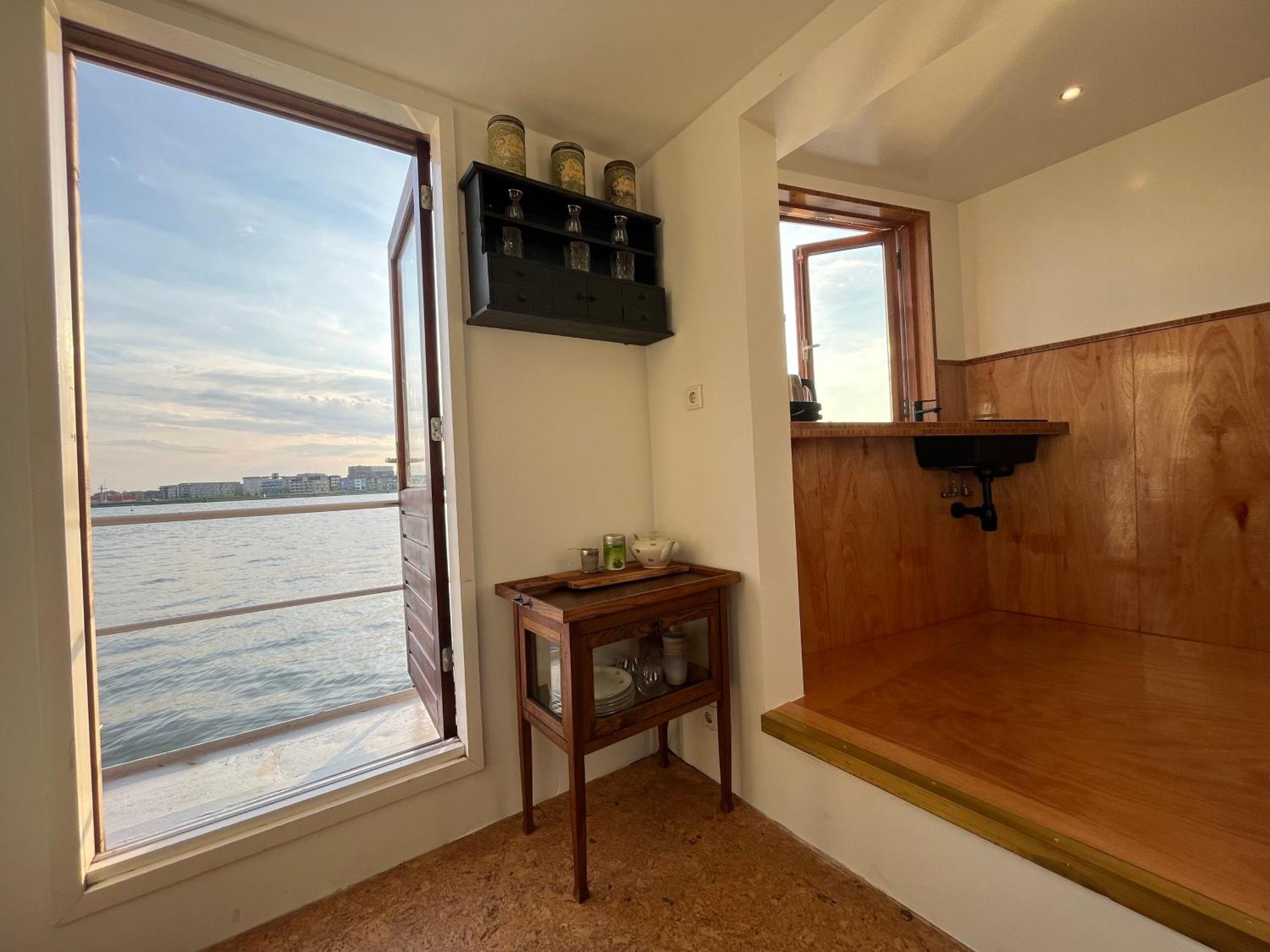 Acomodação com café da manhã  Casey's View House Boat Amesterdão
