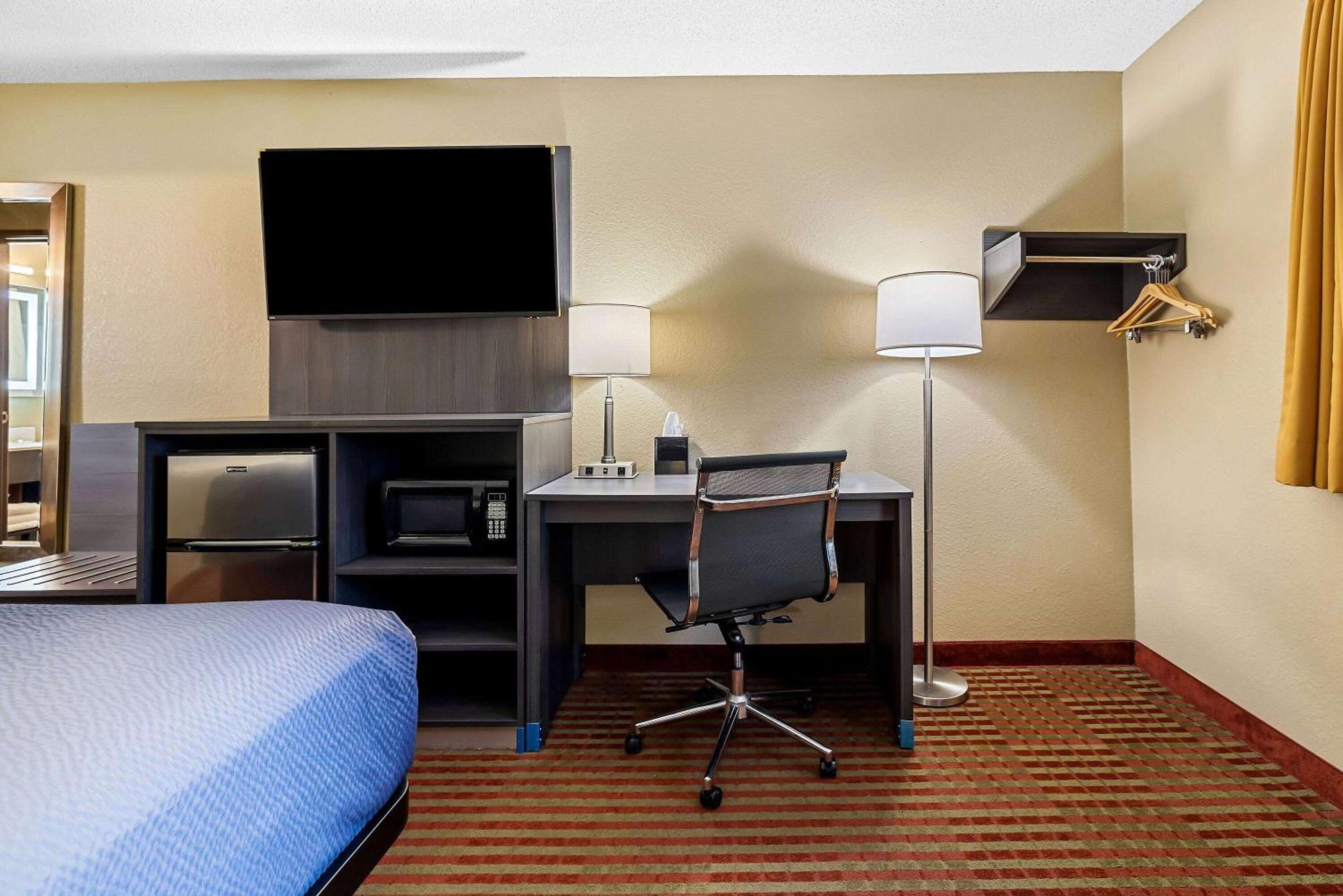 Super 8 By Wyndham Hotel
