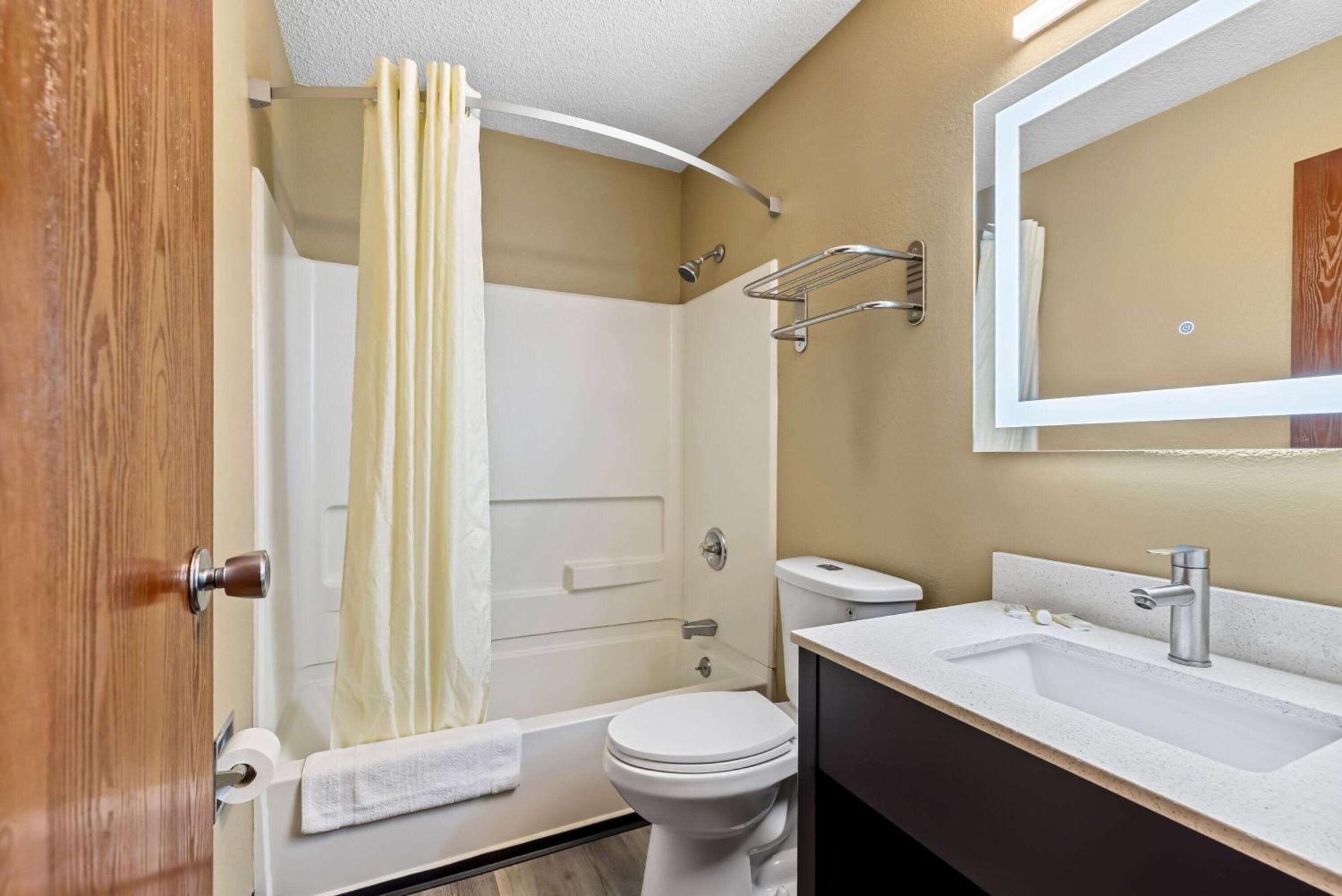 Super 8 By Wyndham Hotel 2*