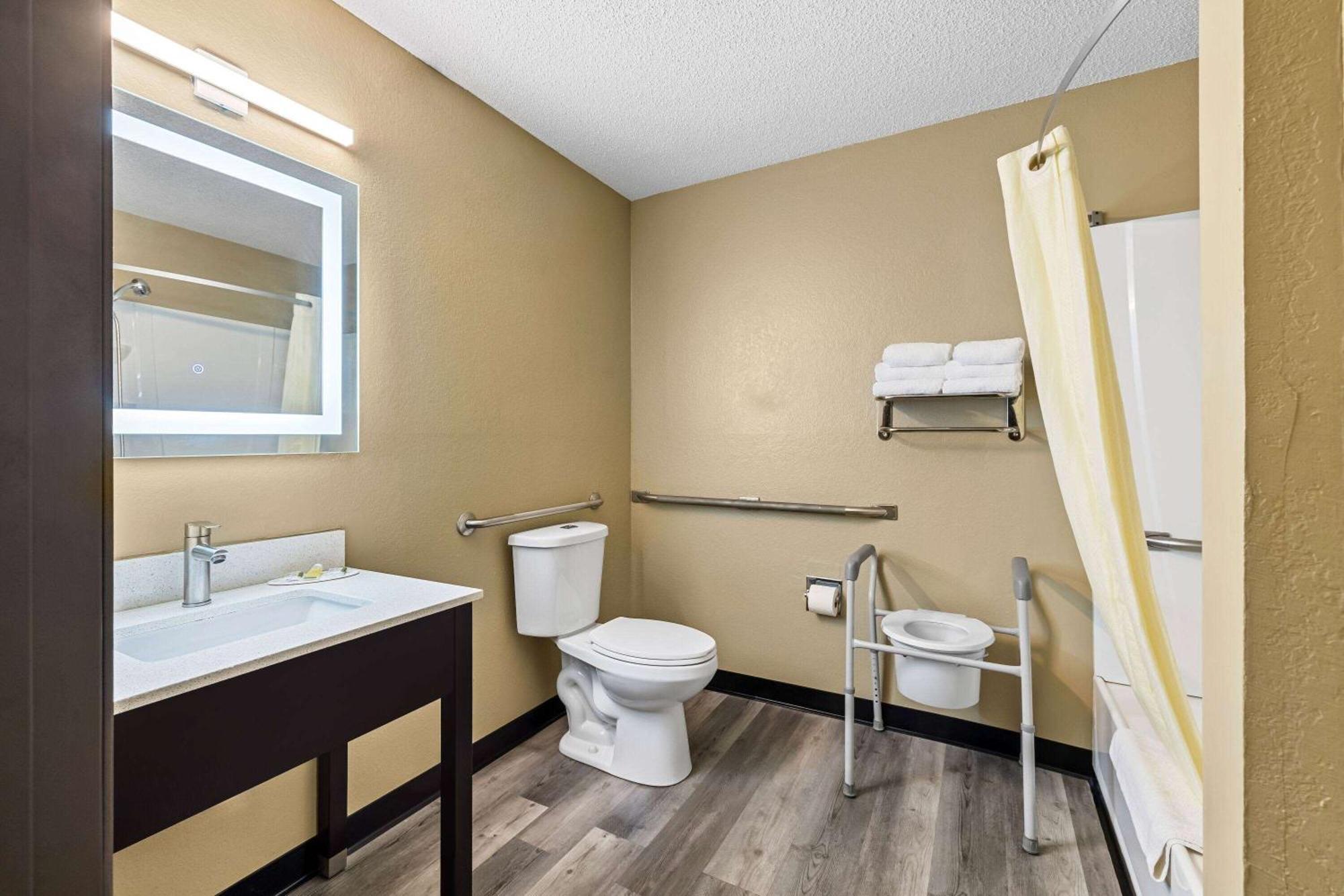 Super 8 By Wyndham Hotel Amsterdam