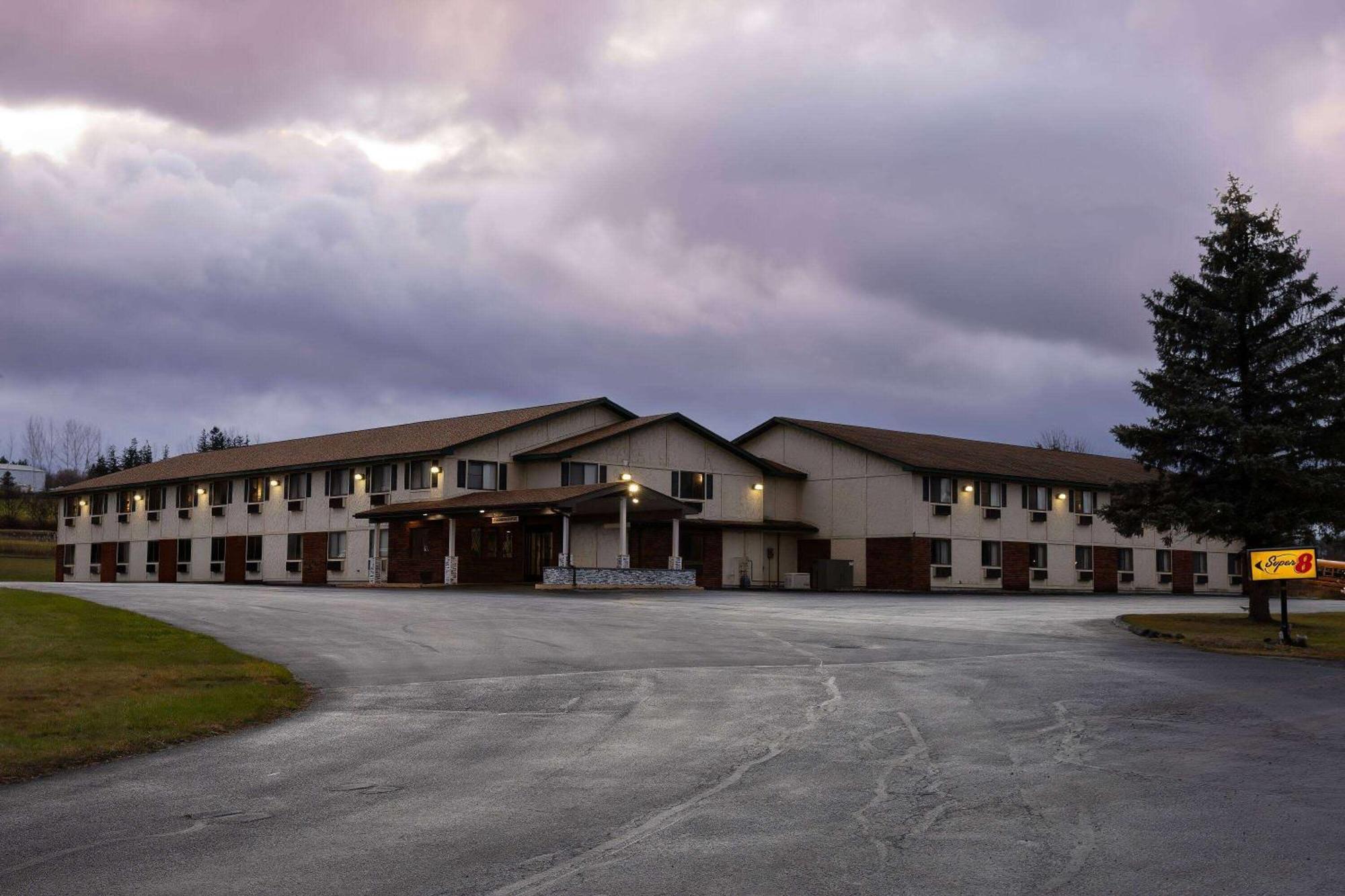 Super 8 By Wyndham Hotel