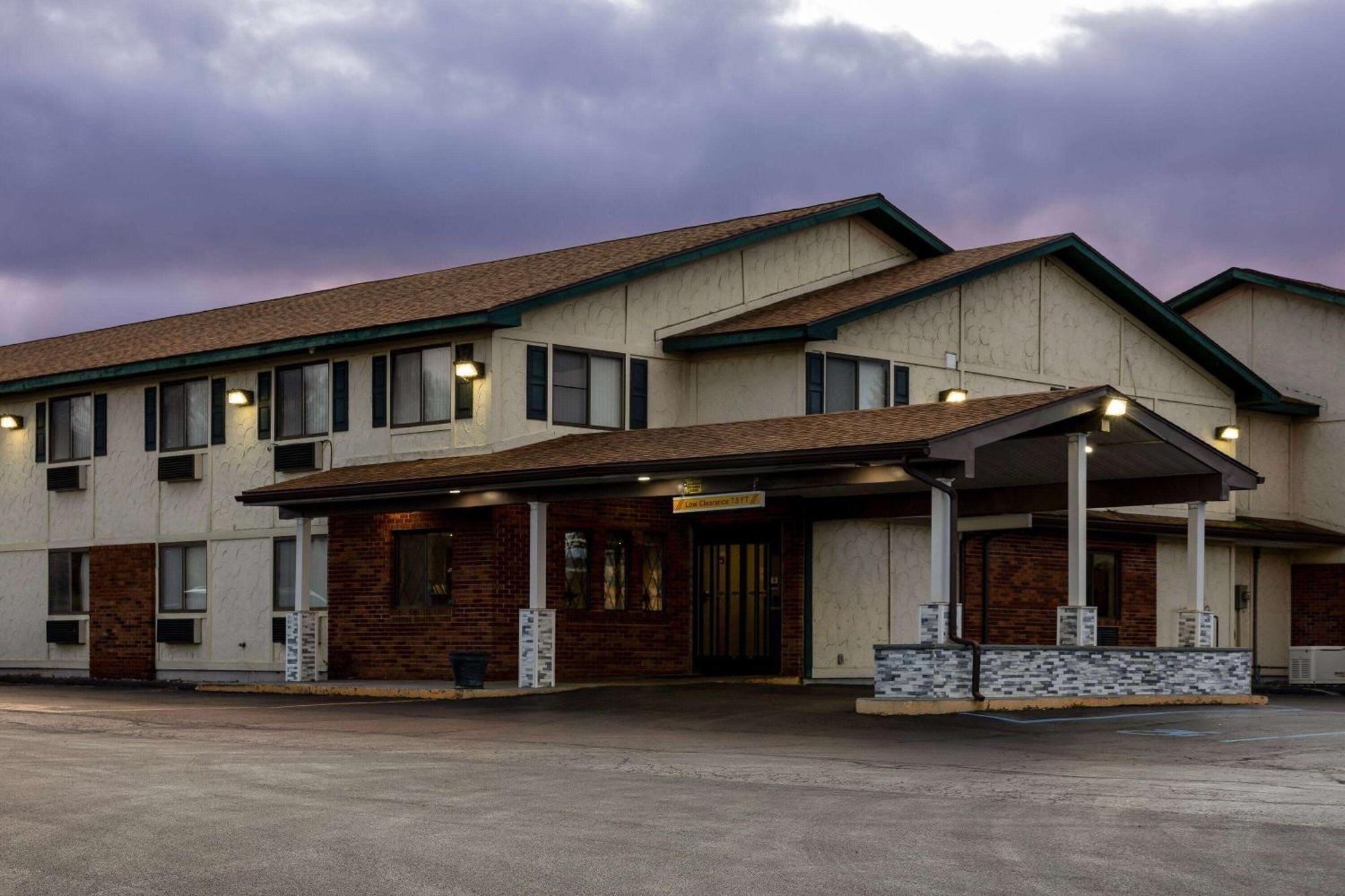 Super 8 By Wyndham Hotel 2*