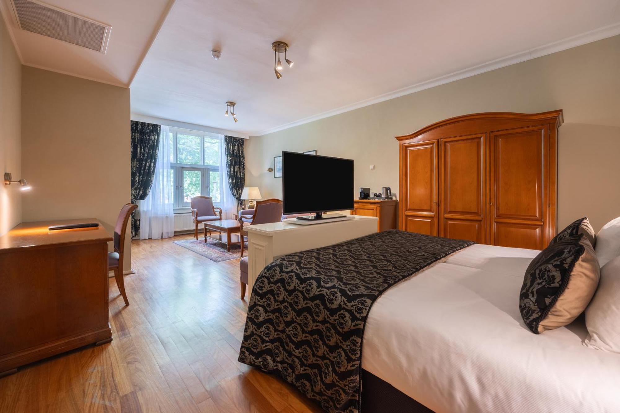 Apollofirst Boutique Khách sạn 4*